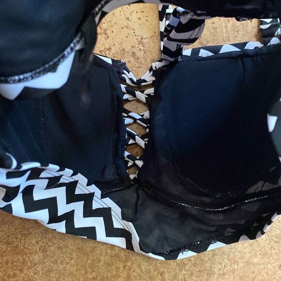TORRID black and white CHEVRON WIRELESS LATTICE BIKINI TOP - Picture 7 of 9
